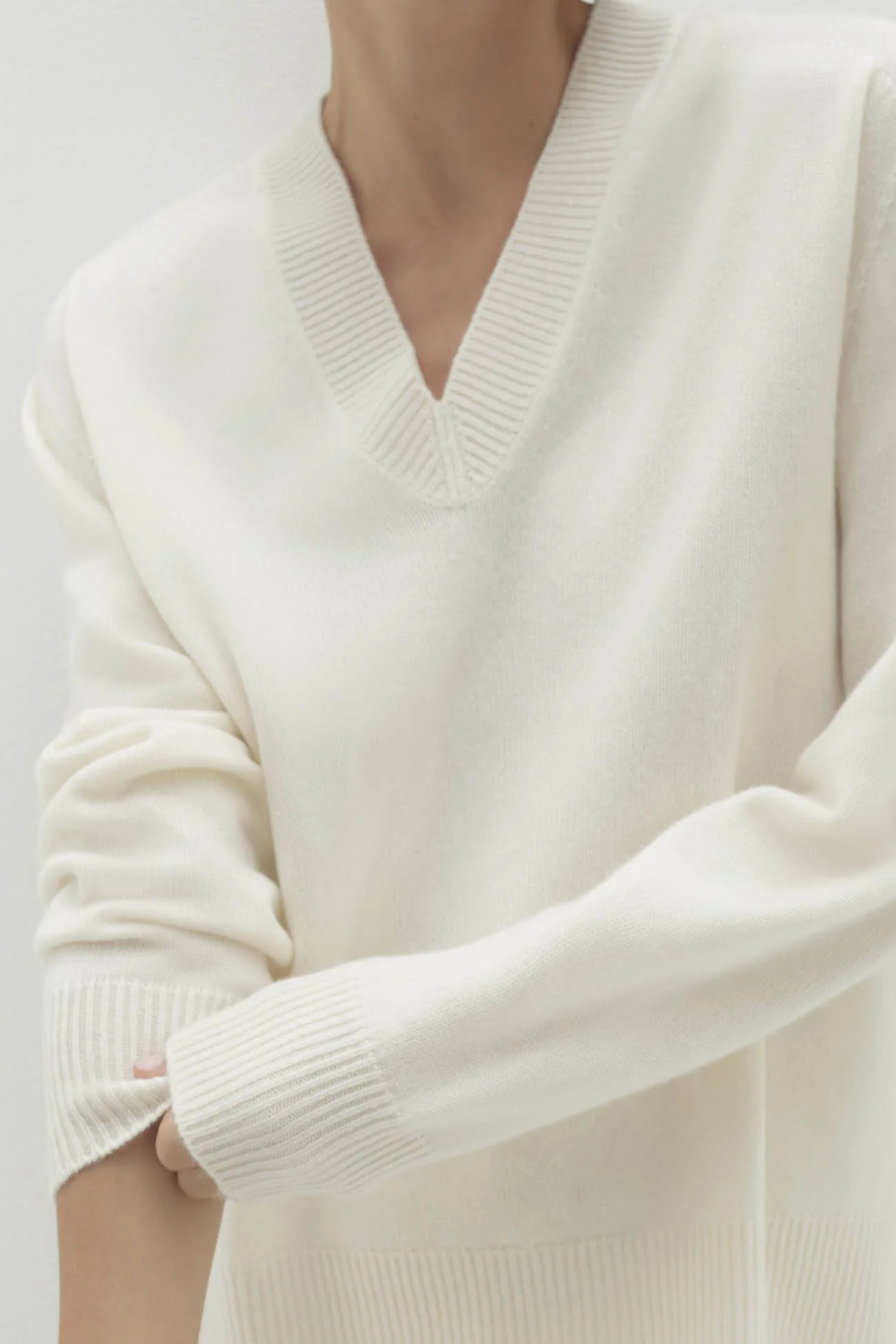 CELESTE V-NECK CASHMERE SWEATER - Image 10