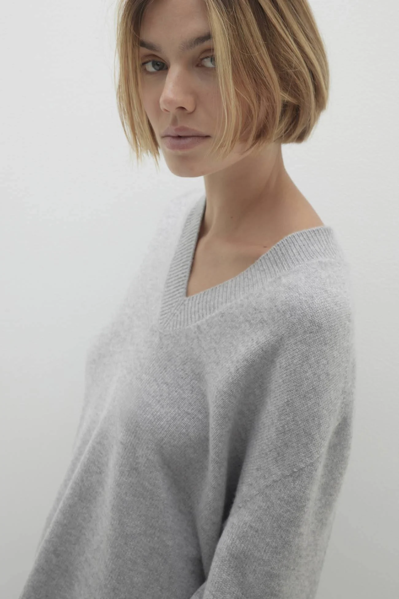 CELESTE V-NECK CASHMERE SWEATER - Image 17