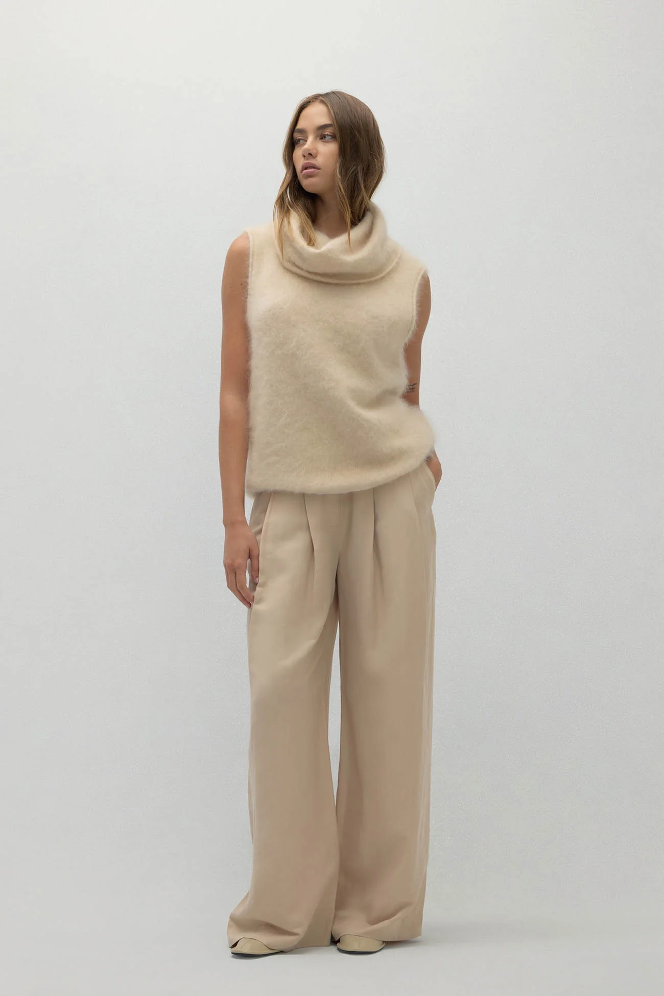 CHIARA SLEEVELESS TURTLENECK SWEATER