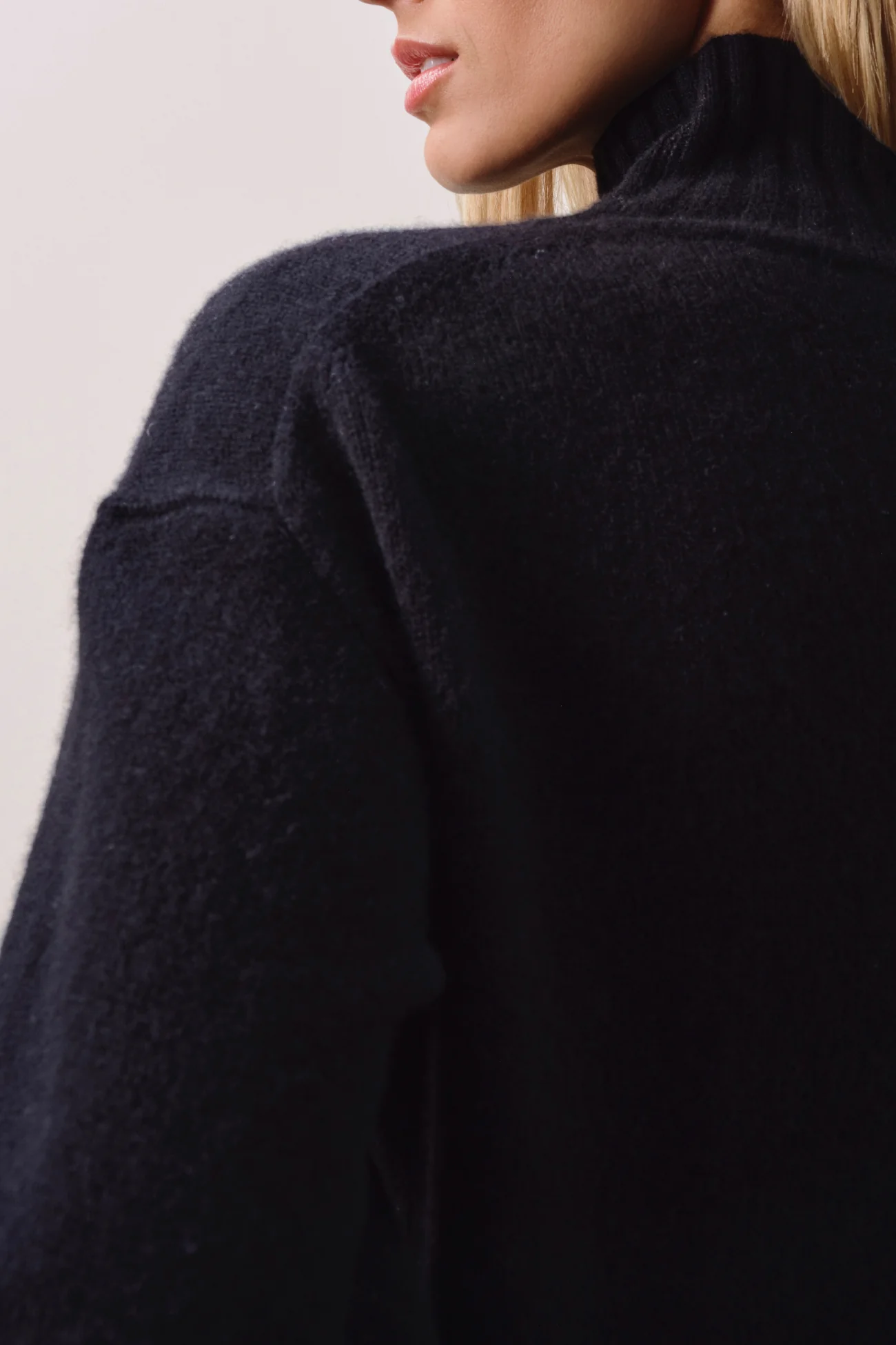 EMBER CASHMERE TURTLENECK - Image 4
