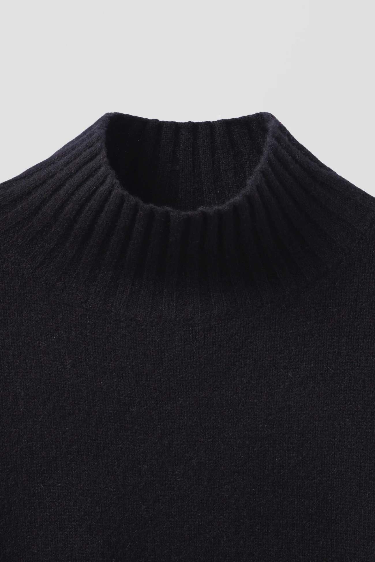 EMBER CASHMERE TURTLENECK - Image 6