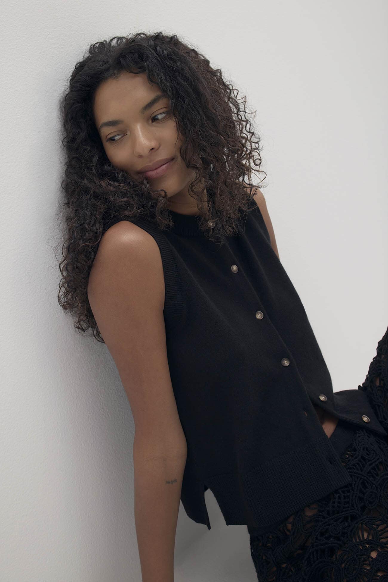 EMMALINE BUTTON-UP CASHMERE SWEATER VEST - Image 11