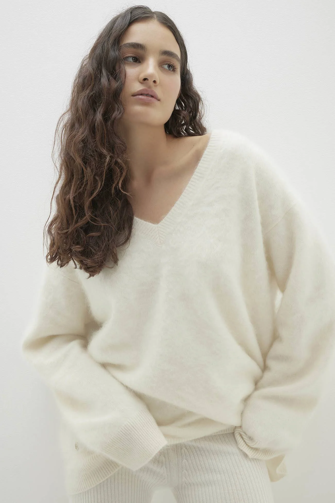 GLADYS BRUSHED CASHMERE V-NECK SWEATER - Image 15