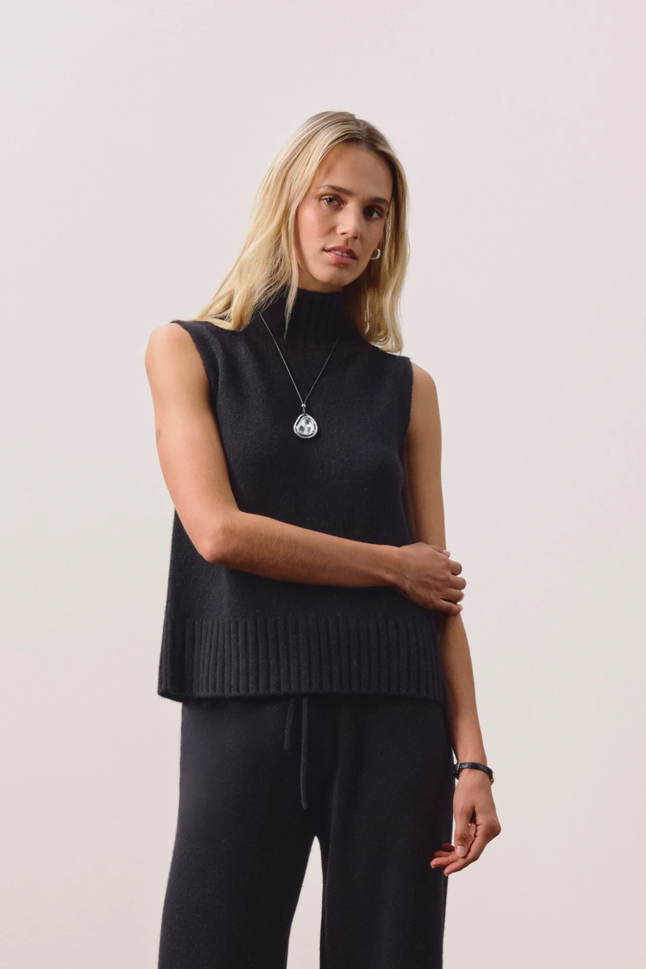 LOUISA SLEEVELESS MOCK NECK - Image 2
