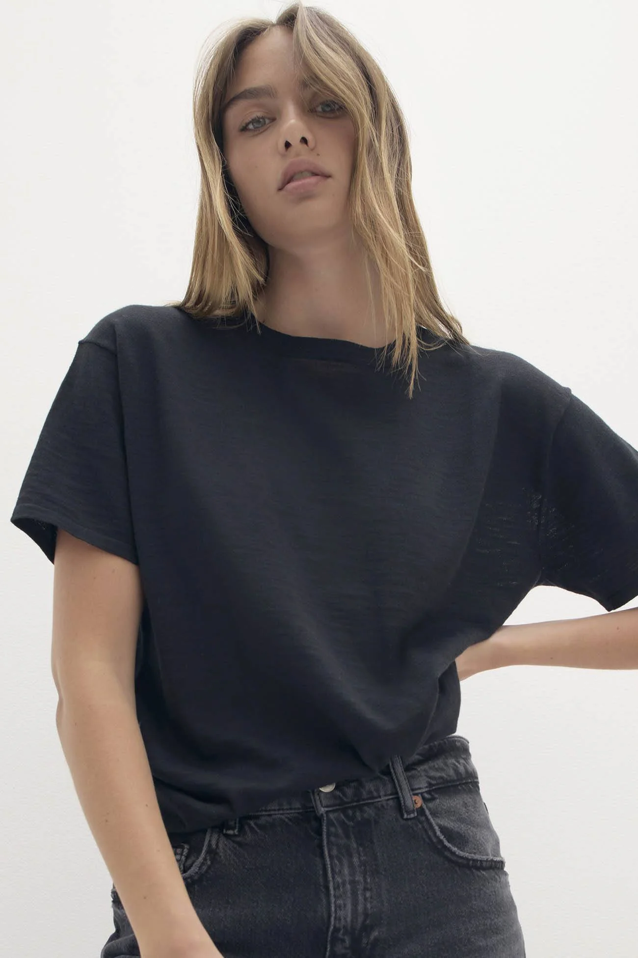 STACI ORGANIC COTTON BOYFRIEND CREWNECK TEE - Image 4