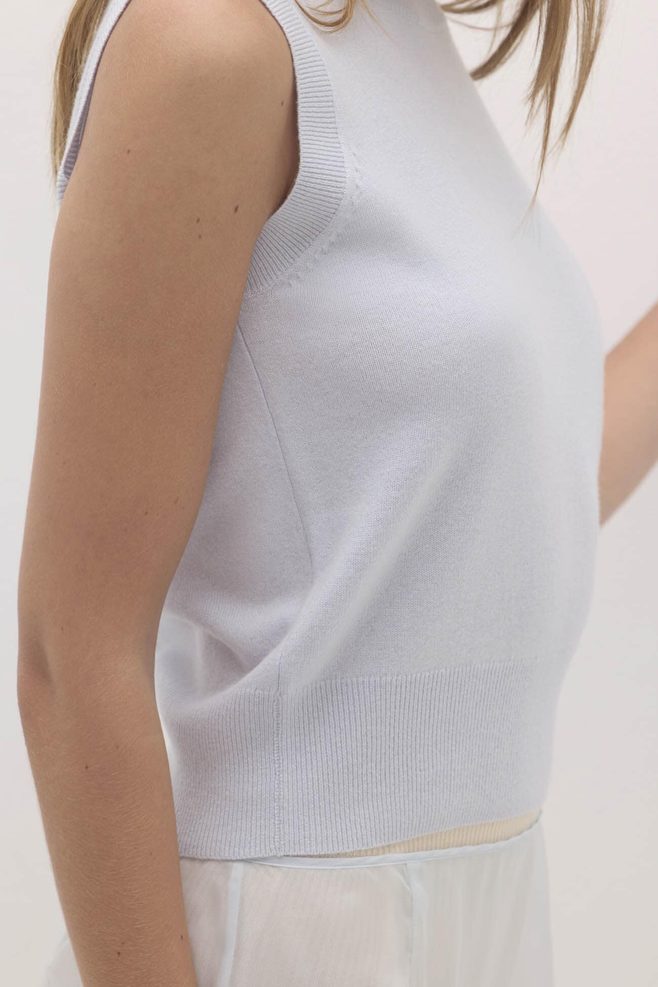 SYLVIE CASHMERE SWEATER VEST - Image 4