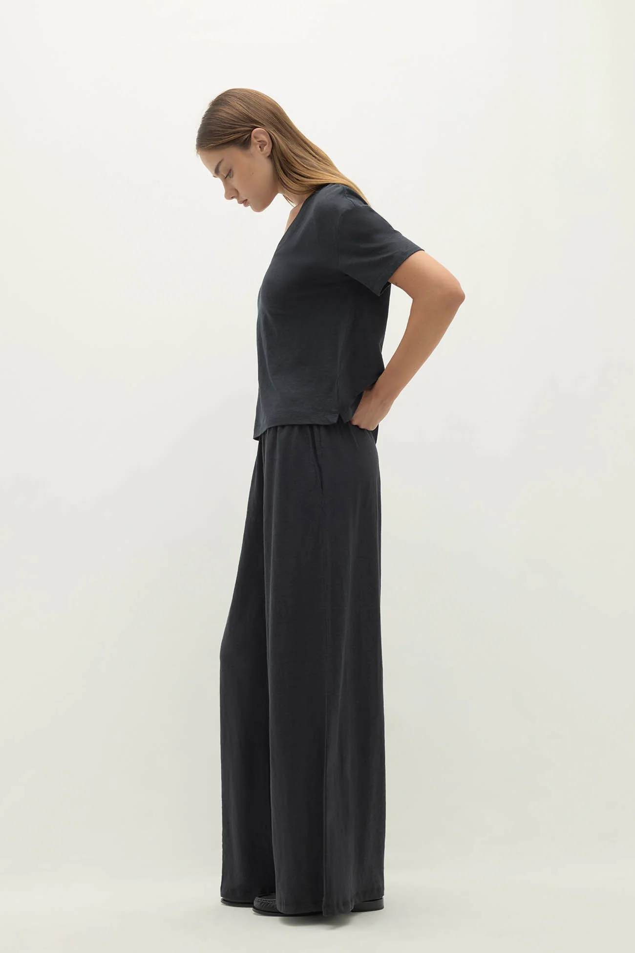 TAWNIE LINEN V-NECK TEE - Image 6