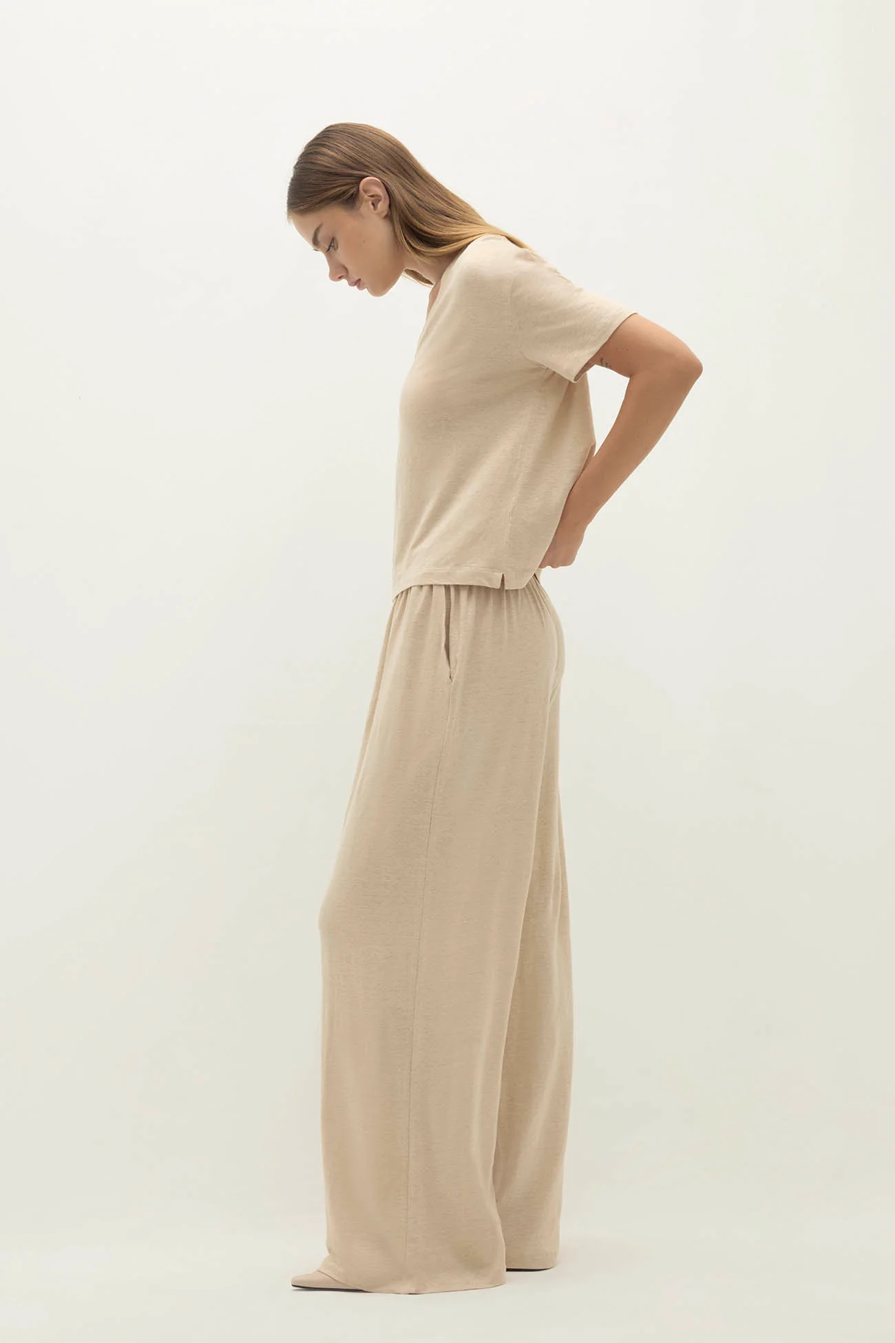 TAWNIE LINEN V-NECK TEE - Image 8