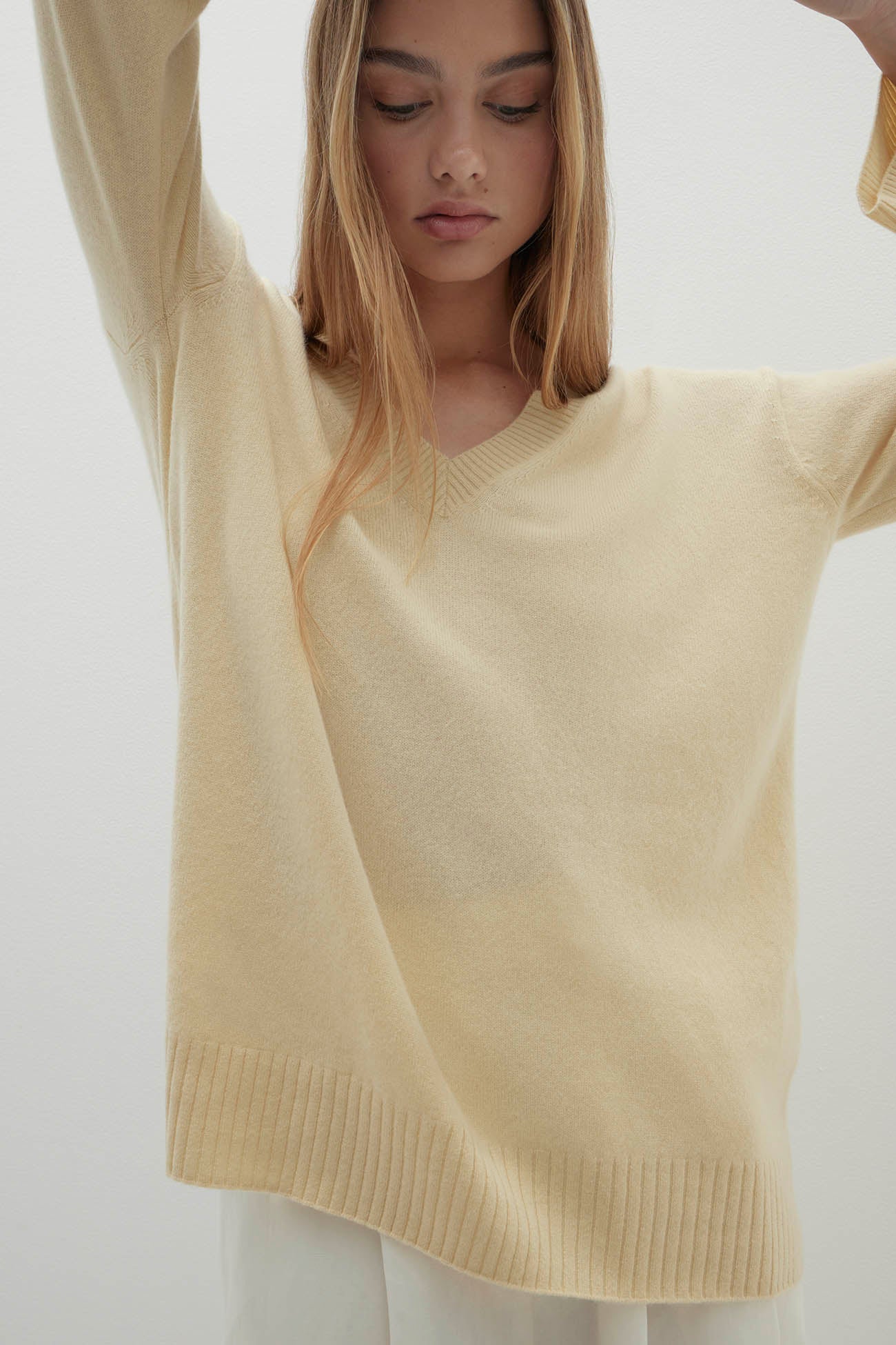 VIOLA V-NECK CASHMERE SWEATER - Image 11