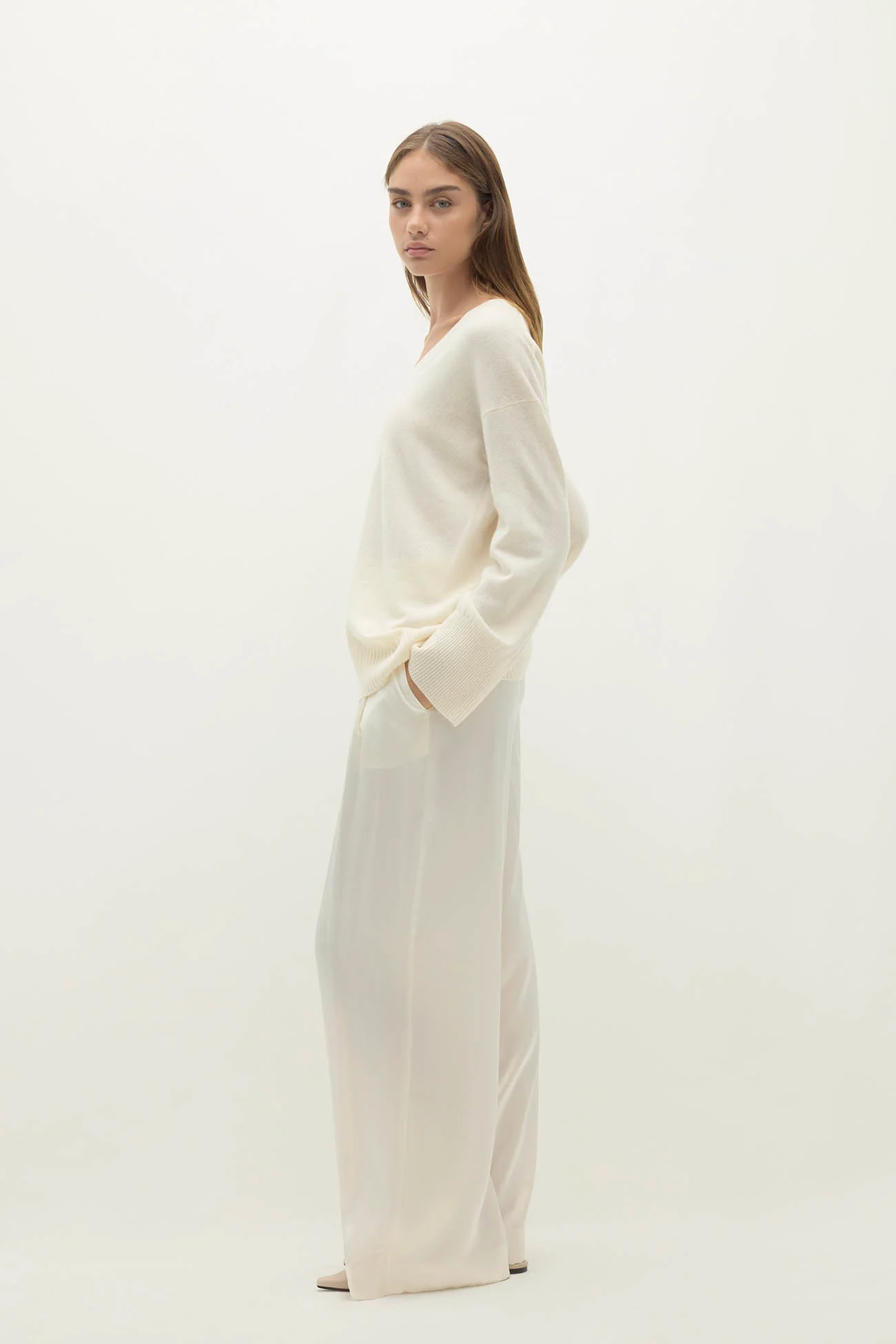 VIOLA V-NECK CASHMERE SWEATER - Image 30