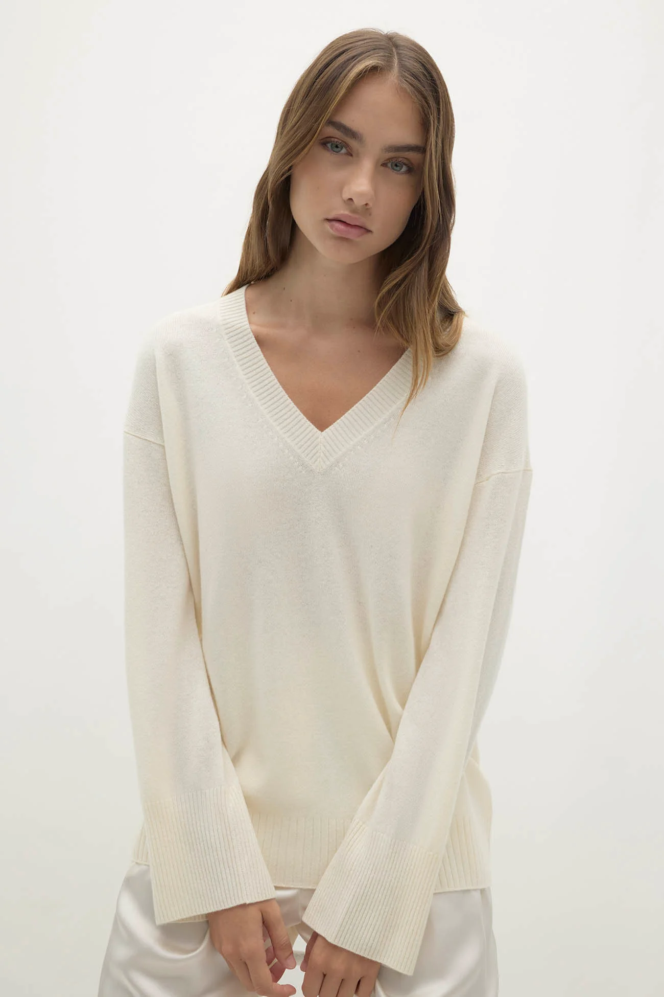 VIOLA V-NECK CASHMERE SWEATER - Image 32
