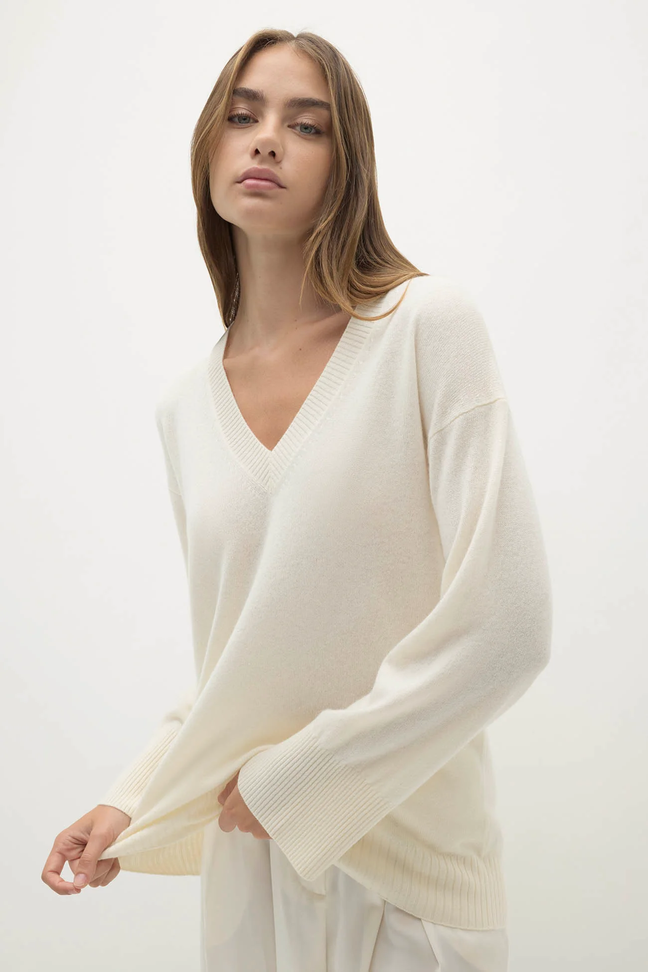 VIOLA V-NECK CASHMERE SWEATER - Image 33