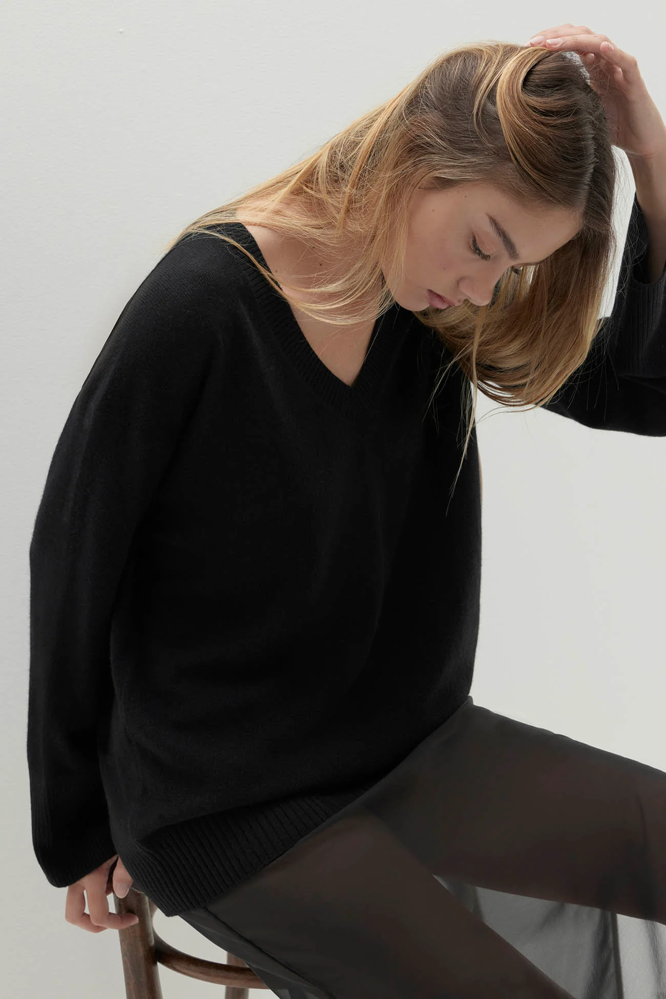 VIOLA V-NECK CASHMERE SWEATER - Image 4