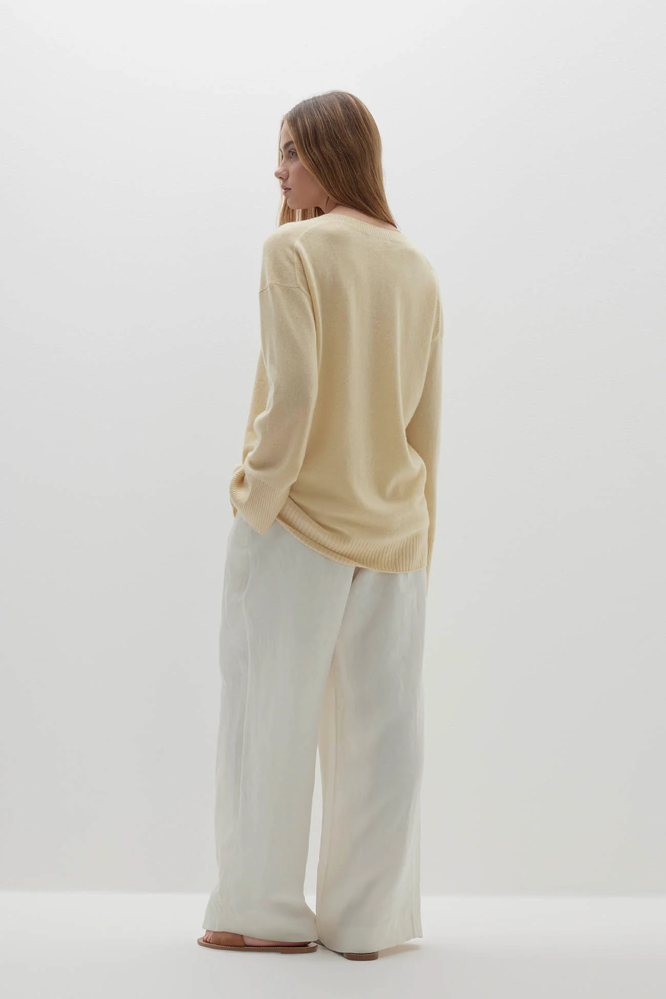 VIOLA V-NECK CASHMERE SWEATER - Image 9